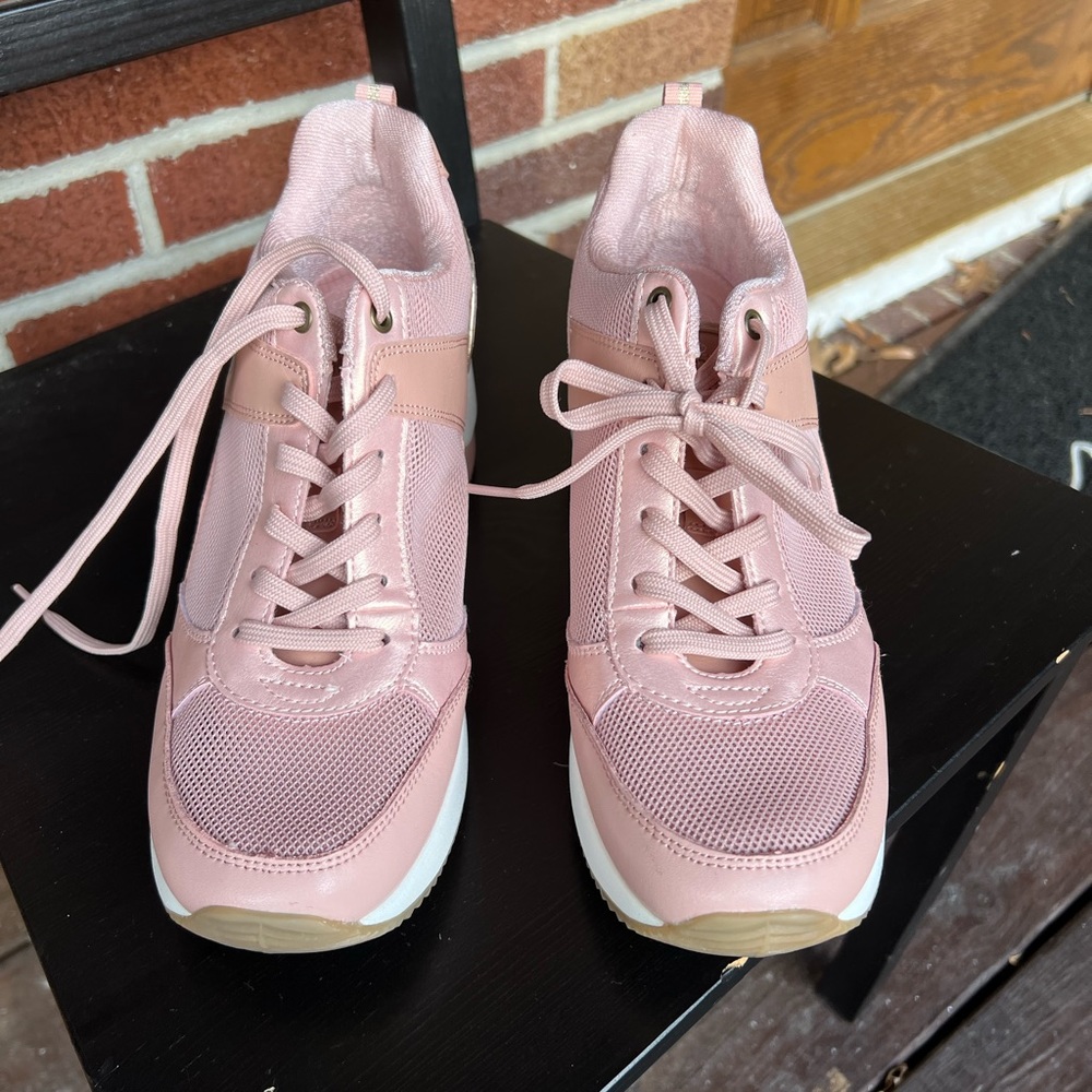 Skechers wedge sneakers, excellent condition